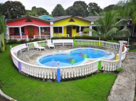 Rainbow Village – hotel w mieście La Ceiba