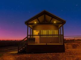 079 Tiny Home nr Grand Canyon South Rim Sleeps 8, hotel em Valle