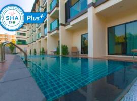 Airport Beach Hotel Phuket - SHA Extra Plus, hotel dicht bij: Internationale luchthaven Phuket - HKT, Nai Yang Beach