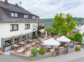 Eifel Hotel Schneider am Maar GmbH, hotelli kohteessa Schalkenmehren