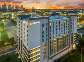 La Quinta Inn & Suites by Wyndham Nashville Downtown Stadium, hotel in Nashville