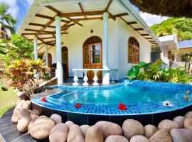 La Petite Maison and Sea Splash, hótel í Praslin