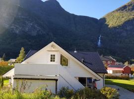 Bright and cozy apartment 1.5km from city centre, hotell i Aurland