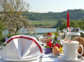 Hotel-Ferienwohnungen Cafe Maarblick, hotelli kohteessa Schalkenmehren