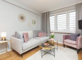 City Center Apartment near the Vistula by Noclegi Renters, хотел в Варашава