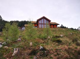 Cabin in beautiful surroundings at Harpefossen, chalet di Nordfjordeid