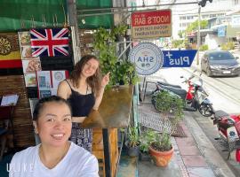 Noot's Bar And Guesthouse, hotel en Kanchanaburi