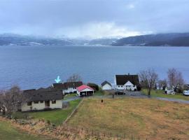 Fjord side apartment, hotell i Røyrvik