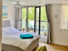 Gorgeous Central Studio with Balcony, 2 mins to Beach and Pier, orlofshús/-íbúð í Worthing