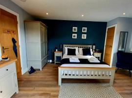 Stylish coastal retreat in St Ives with parking, hotel em Carbis Bay