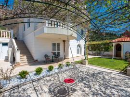 Villa Božica - sea view stone villa with free parking, hotel sa Makarska