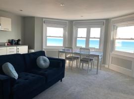 The Beachfront Lookout a Stunning Apartment with Perfect Sea View, hotel v destinaci Worthing