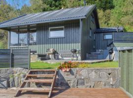 1 Bedroom Nice Home In Lyngdal, hotell i Lyngdal