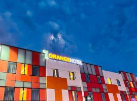 1 Orange Hotel KLIA & KLIA2، فندق في سيبانغ