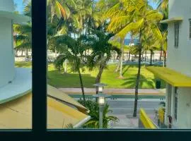 Beachfront Apt in Carlyle Hotel on Ocean Drive