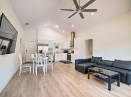 Sleek Tavares Condo 3 Miles to Downtown, hotelli kohteessa Tavares