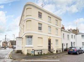 Unique & Stylish Town House, central Cheltenham, παραθεριστική κατοικία σε Cheltenham