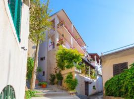 Apartments and rooms with WiFi Makarska - 11063, hotel sa Makarska