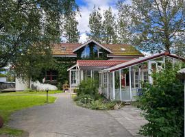 Árbakki Farmhouse Lodge – hotel w mieście Reykholt