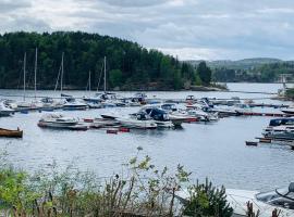 Renovated sea facing cottage on the Eidanger fjord, hotel em Porsgrunn