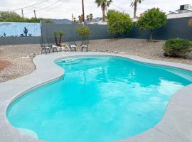 Spacious Getaway! Pool, Spa, Sleeps 9, hotel en Lake Havasu City