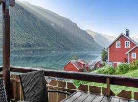 Cabin alongside the beautiful fjærlandsfjord, hotell i Fjærland