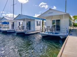 Aqua Lodges at Coconut Cay Rv and Marina, hotel in Marathon