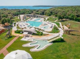 Camping Homes Mon Perin, hotel de luxo em Bale