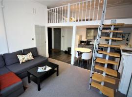 Well Appointed Garden Condo in Kensington Olympia, hotell i London