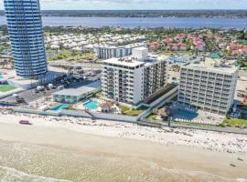 Relax and Chill Beachside Condo, hotel i Daytona Beach