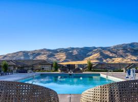 Luxury Retreat - King Beds, Hot Tub, & Pool - Family & Remote Work Friendly, hotel de lux din Reno