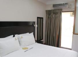 Hotel Savera, hotel sa Chatsworth