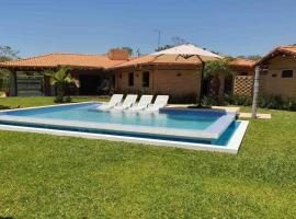 Casa con Piscina, Quincho, Cancha de Futbol/Volley, casa rústica em San Bernardino