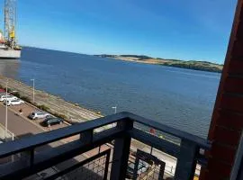 River View Apartment - Central Dundee - Free Private Parking - Sky & TNT Sports - Lift Access - Superfast WIFI - Quiet Neighbourhood - 2 Bathrooms - Amazing Views - Balcony & Courtyard - Long Stays Welcome