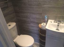 Delightful private 2 bedroom bungalow, hotell i London