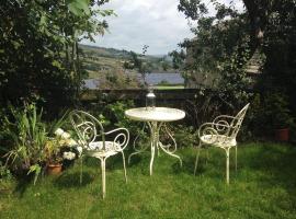 Bijou Cottage in Brontë Country with Wood-burning Stove & Hot Tub Spa, wellness hotel v destinácii Haworth