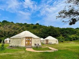 直島町ふるさと海の家 つつじ荘 -SeaSide Park Stay Tsutsujiso-, hotel v destinácii Naoshima