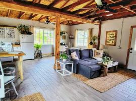 Rustic, country farmstay with friendly animals close to wineries and hiking, hotel in Ramona