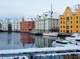 Family friendly, Free Parking space, short walk to Brosundet: Ålesund şehrinde bir otel