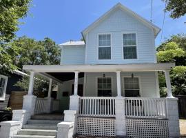 Updated Red Door Revival in Downtown Saint Augustine, hotel en St. Augustine