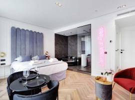 Couples Getaway Unit with Jacuzzi - City Center, hotel u Parizu