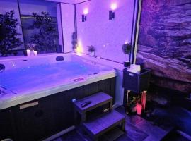 Luxury 9ine SUPER BEAUTIFUL JACUZZI APARTMENT WITH BALCONY، فندق في برمنغهام