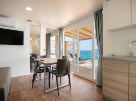 Deluxe Beach Mobile Homes، مكان تخييم فخم في شيبينيك