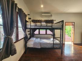 Blue Moon House - A budget hostel for easy travellers, hostal en Chiang Mai