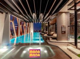 Scarletz Mana-Mana Suites KLCC، فندق في كوالالمبور