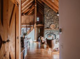 Yosemite Charm by Casa Oso with spa and breathtaking views, chalé alpino em Mariposa