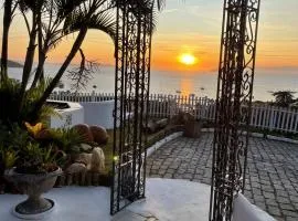 CASA EM JOÃO FERNANDES COM MAGNÍFICA VISTA AL MAR.