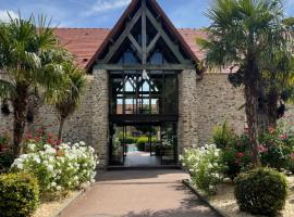 Hotel Les Suites - Domaine de Crécy: Crecy la Chapelle şehrinde bir otel