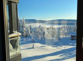 Leilighet med panoramautsikt Sjusjøen Innendørs parkering, hotell i Sjusjøen