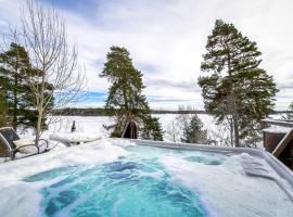 Relaxing Lake Oasis with Jacuzzi - Amazing view & Private Pier, hotell i Stockholm